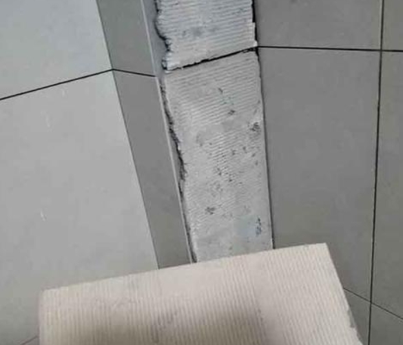 昌邑瓷砖空鼓维修公司分享下厨房瓷砖脱落的补救措施。